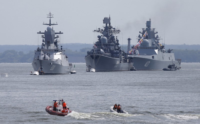 © Reuters. Navios russos ancorados em base da Rússia em Baltiysk, na região de Kaliningrado