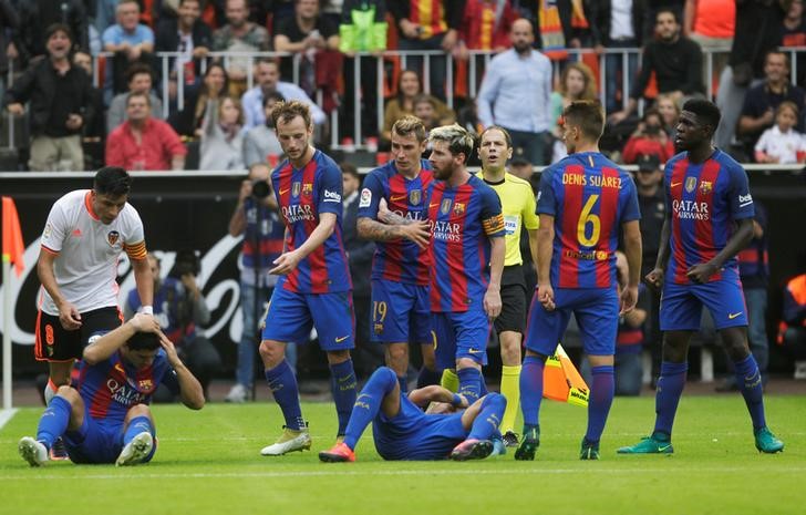 © Reuters. Football Soccer - Spanish Liga - Valencia v Barcelona