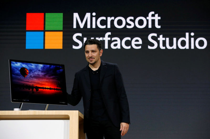 © Reuters. Panos Panay holds new Microsoft Surface Studio computer at Microsoft's live event in New York