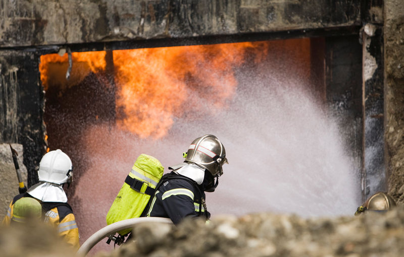 © Reuters. Firefighters attempt to extinguish flames from a fire in a building in Lausanne