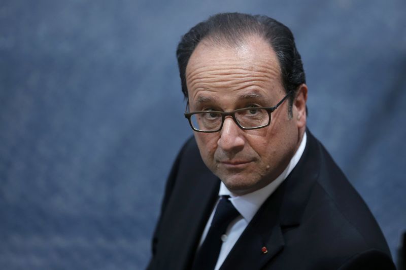 © Reuters. CHAHUTÉ, HOLLANDE ÉVOQUE MITTERRAND