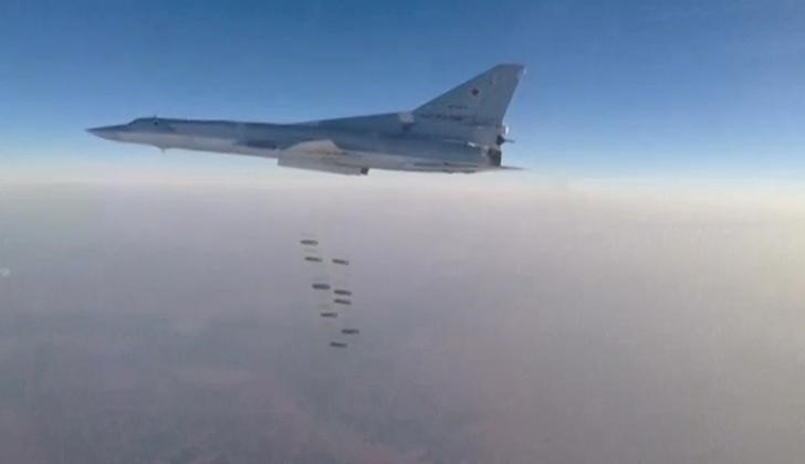 © Reuters. A still image taken from a video footage and released by Russia's Defence Ministry on August 14, 2016, shows a Russian Tu-22M3 bomber dropping off bombs near what the ministry said is the city of Deir ez-Zor