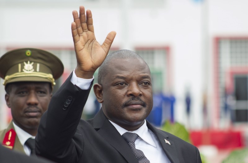 © Reuters. Burundi's President Nkurunziza bids farewell to his South African counterpart Zuma as he departs at the airport after an Africa Union-sponsored dialogue in an attempt to end months of violence in the capital Bujumbura