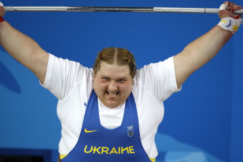 © Reuters. Olha Korobka of Ukraine competes in the women's +75kg Group A weightlifting competition at the Beijing 2008 Olympic Games
