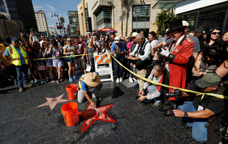 © Reuters. Cement is poured on Donald Trump's star on the Hollywood Walk of Fame after it was vandalized in Los Angeles