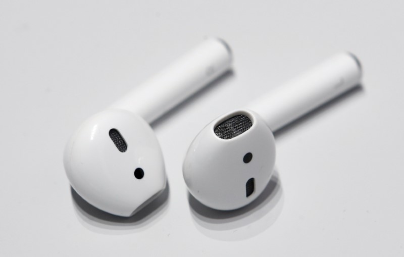 © Reuters. Apple AirPods are displayed during a media event in San Francisco