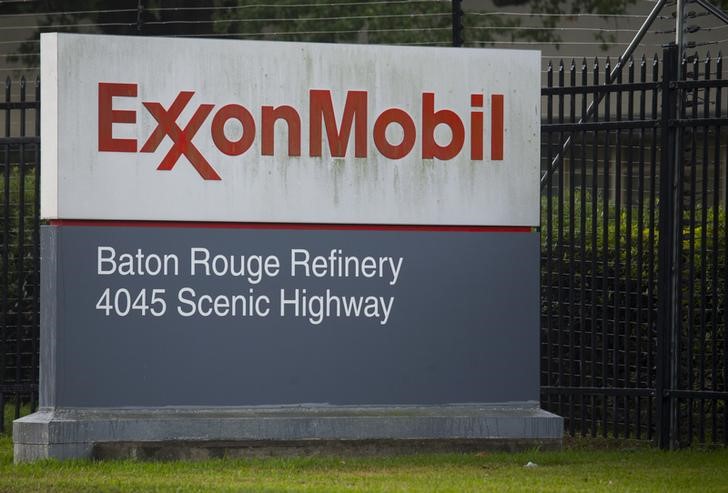 © Reuters. A sign is seen in front of the Exxonmobil Baton Rouge Refinery in Baton Rouge, Louisiana.