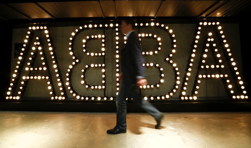 © Reuters. Homem passa diante de logo do ABBA em museu em Estocolmo