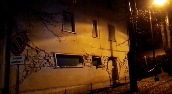 © Reuters. Imagem de vídeo mostra prédio danificado por terremoto em Visso, na Itália