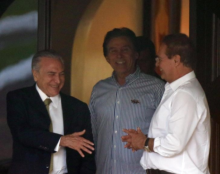 © Reuters. Presidente Michel Temer (E) cumprimenta senadores Renan Calheiros (D) e Eunício Oliveira (C) após encontro com senadores do PMDB