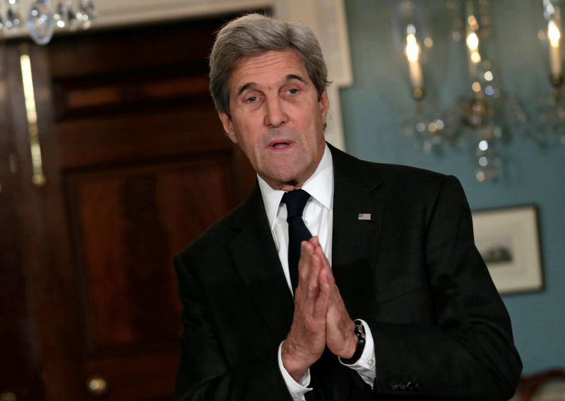 © Reuters. U.S. Secretary of State John Kerry gestures as he talks to reporters at the State Department in Washington