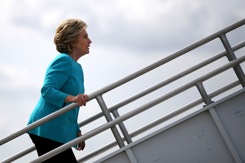 © Reuters. U.S. Democratic presidential candidate Clinton boards her campaign plane at Miami international airport in Miami