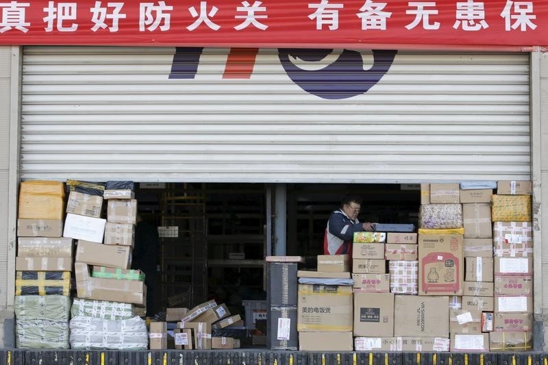 © Reuters. A worker sorts parcels at a YTO Express logistic centre in Beijing, China, March 25, 2016. REUTERS/Jason Lee