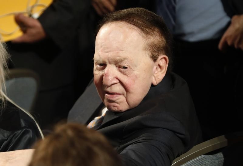 © Reuters. Las Vegas casino owner Sheldon Adelson attends the U.S. presidential debate at Hofstra University in Hempstead