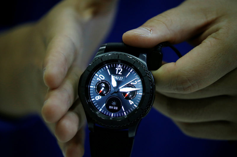 © Reuters. An employee shows a Samsung Electronics' Gear S3 Classic during Korea Electronics Show 2016 in Seoul