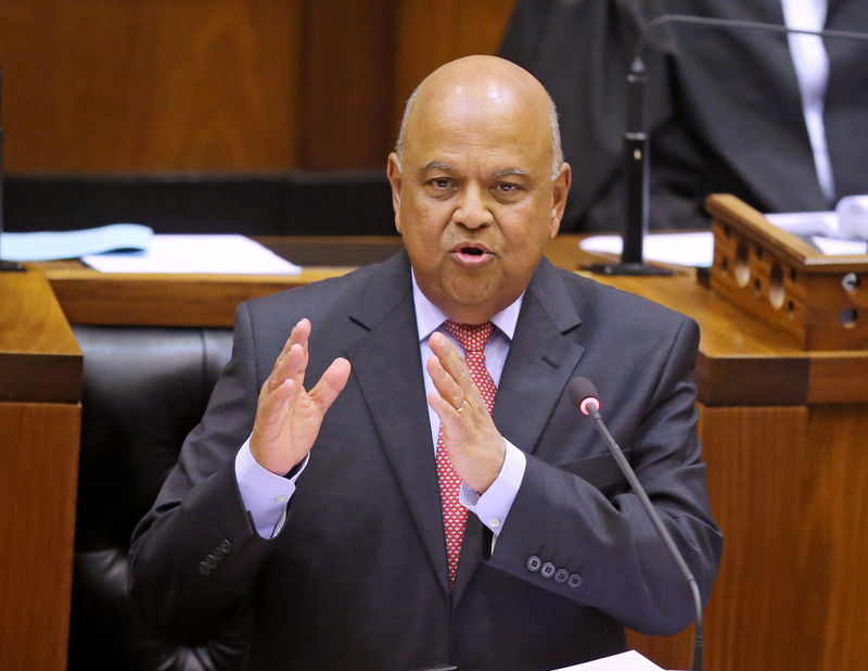 © Reuters. South African Finance Minister Pravin Gordhan delivers his medium term budget speech in Cape Town
