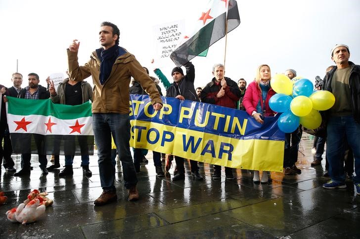 © Reuters. Демонстранты перед канцлерством Германии перед визитом Владимира Путина в Берлин