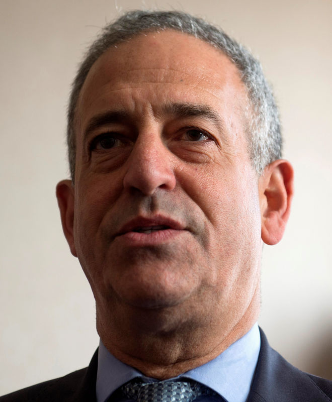 © Reuters. Russ Feingold, U.S. Special Envoy for Great Lakes Region of Africa and DRC, speaks during news briefing at Palais de la Nation in Kinshasa