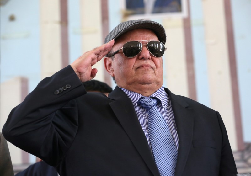© Reuters. Yemen's President Abd-Rabbu Mansour Hadi salutes during a visit to the country's northern province of Marib