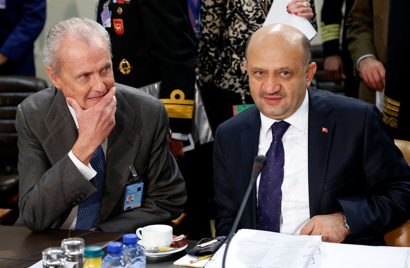 © Reuters. Spanish Defence Minister Morenes and Turkish counterpart Isik attend a NATO defence ministers meeting in Brussels