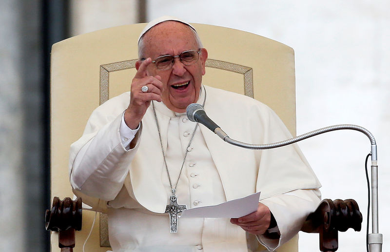 © Reuters. Pope Francis speaks as he leads the general audience in Saint Peter's Square at the Vatican