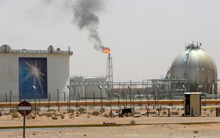 © Reuters. Gas flame is seen in the desert near the Khurais oilfield