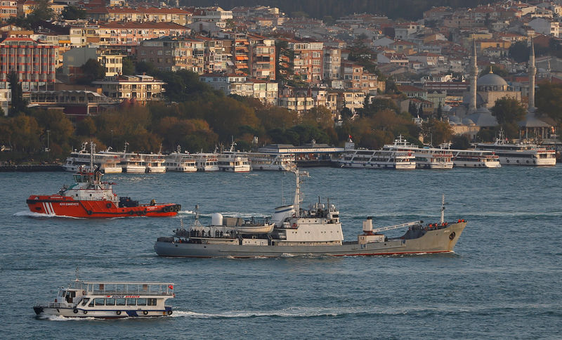 © Reuters. Navio de reconhecimento da Marinha russa visto em Istambul