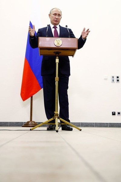 © Reuters. Russian President Vladimir Putin attends a press conference at Tegel airport after a meeting with German Chancellor Angela Merkel in Berlin