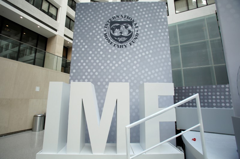 © Reuters. International Monetary Fund logo is seen inside the headquarters at the end of the IMF/World Bank annual meetings