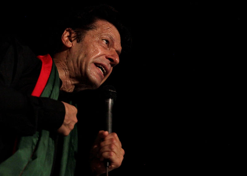 © Reuters. Chairman of the Pakistan Tehreek-e-Insaf political party Imran Khan addresses his supporters in Islamabad