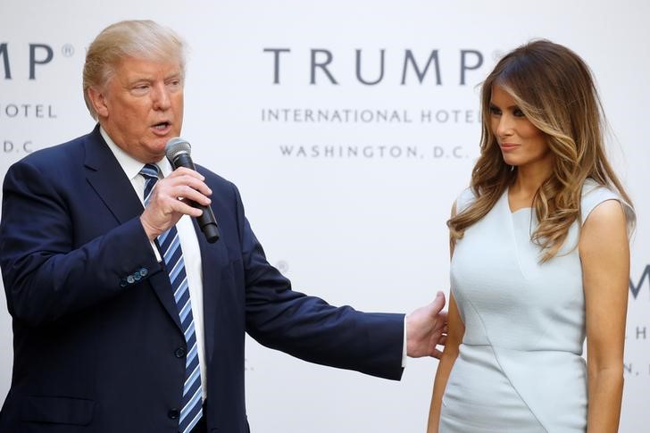 © Reuters. Trump e a mulher Melania durante evento de campanha em Washington