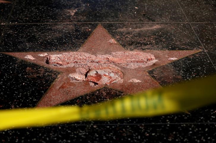 © Reuters. Estrela de Donald Trump vandalizada na Calçada da Fama