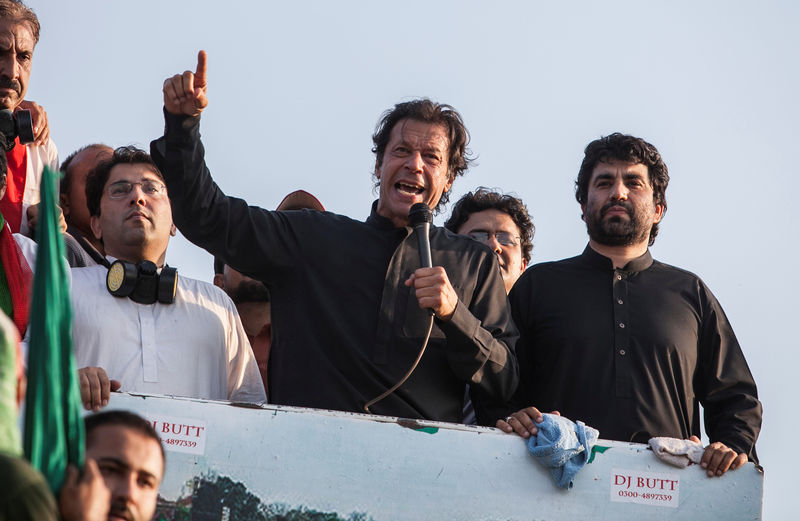 © Reuters. Imran Khan, the Chairman of the Pakistan Tehreek-e-Insaf (PTI) political party, addresses supporters during the Revolution March in Islamabad