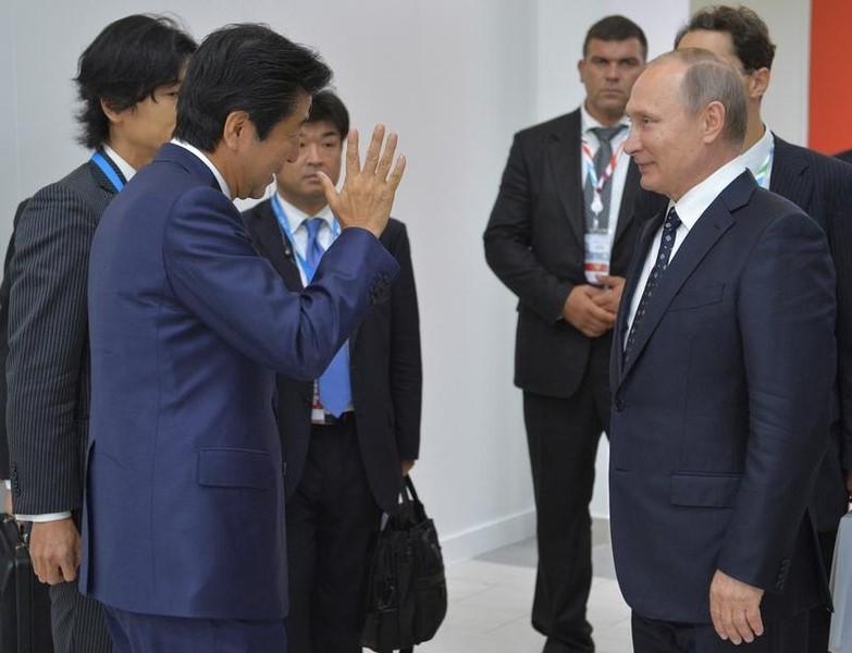 © Reuters. Russian President Vladimir Putin and Japanese Prime Minister Shinzo Abe attend Eastern Economic Forum in Vladivostok