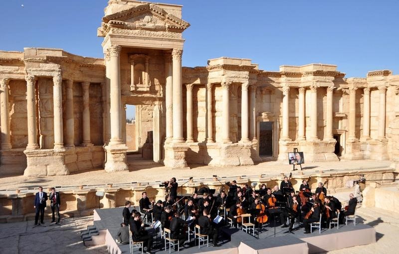 © Reuters. Russia's Mariinsky Theatre performs at the amphitheatre of the Syrian city of Palmyra