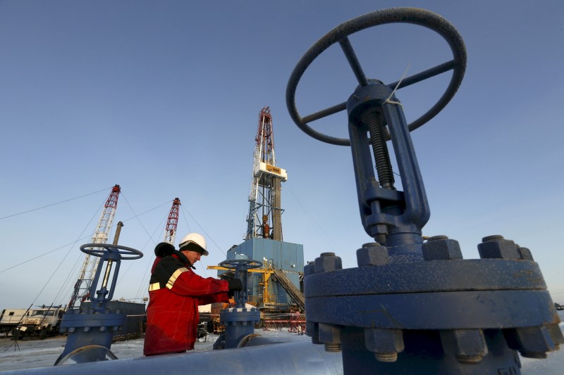 © Reuters. File photo of Lukoil-owned Imilorskoye oil field outside West Siberian city of Kogalym