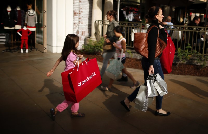 © Reuters. People shop at The Grove mall in Los Angeles