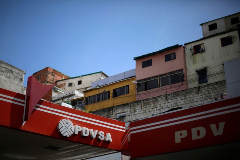 © Reuters. The logo of the Venezuelan state oil company PDVSA is seen at a gas station in Caracas