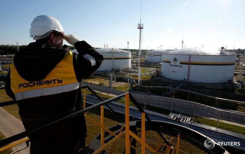 © Reuters. Рабочий на заводе Роснефти на Приобском месторождении под Нефтеюганском