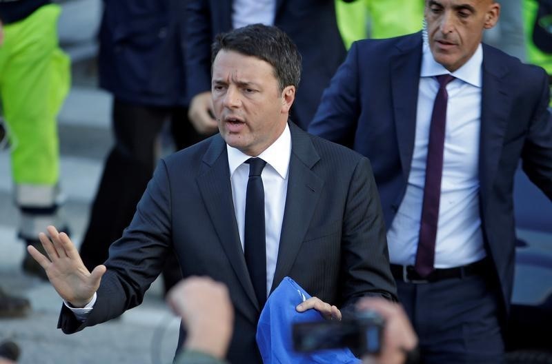 © Reuters. Italian PM Renzi gestures before leaving Camerino after an earthquake in central Italy