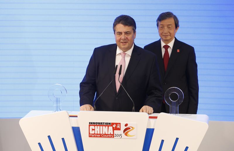 © Reuters. German Vice Chancellor Gabriel and China's Vice Premier Ma address media at CeBIT trade fair in Hanover