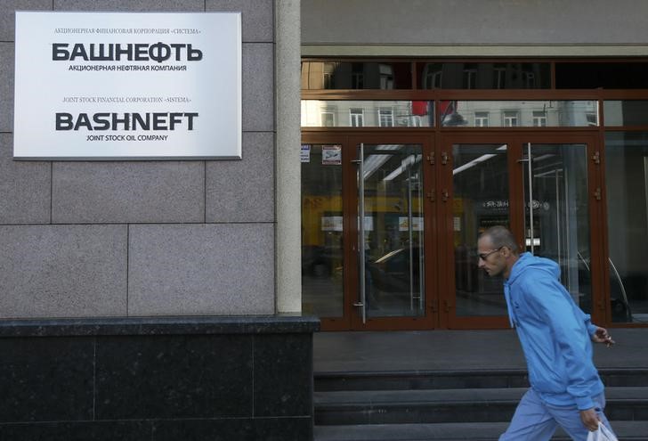 © Reuters. Прохожий у офиса Башнефти в Москве