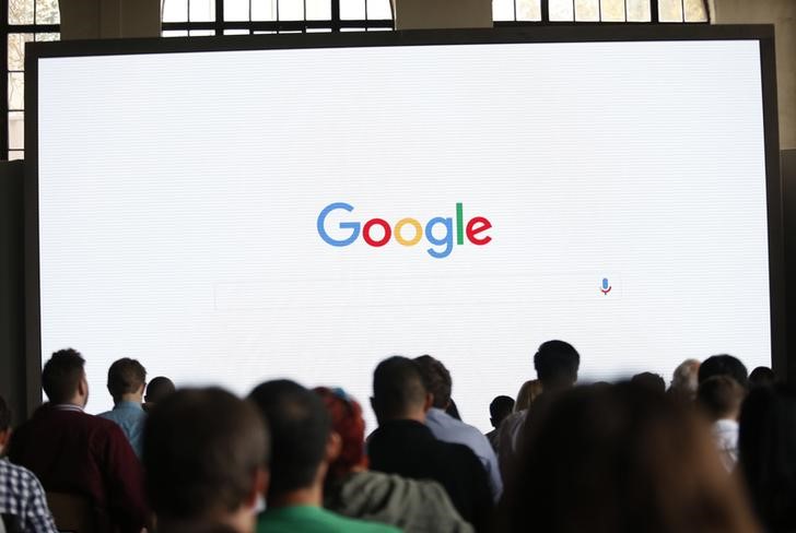 © Reuters. Attendees wait for the program to begin during the presentation of new Google hardware in San Francisco