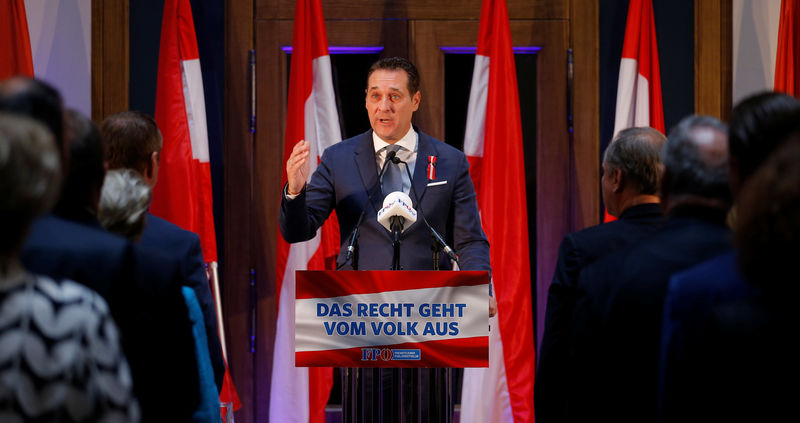 © Reuters. Head of FPOe Strache delivers a speech ahead of Austria's national day in Vienna