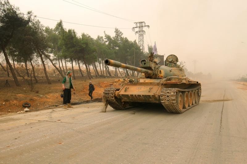 © Reuters. Танк сирийских повстанцев в районе Дахият-аль-Асад на западе Алеппо