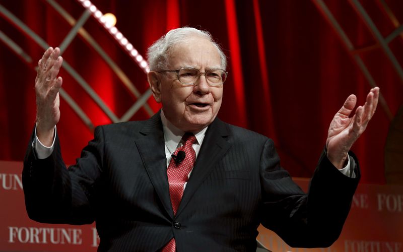 © Reuters. Buffett, chairman and CEO of Berkshire Hathaway, speaks at the Fortune's Most Powerful Women's Summit in Washington