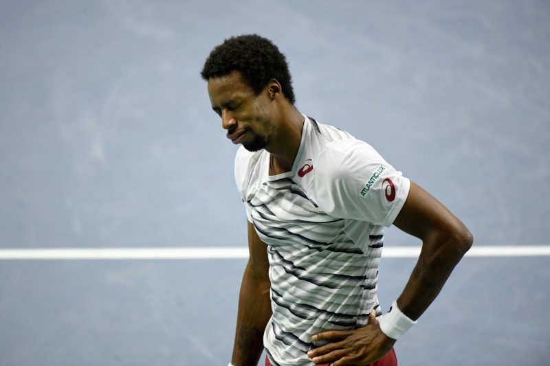 © Reuters. Gael Monfils of France reacts during a men's single match against Gastao Elias of Portugal during the ATP Stockholm Open tennis tournament in Stockholm
