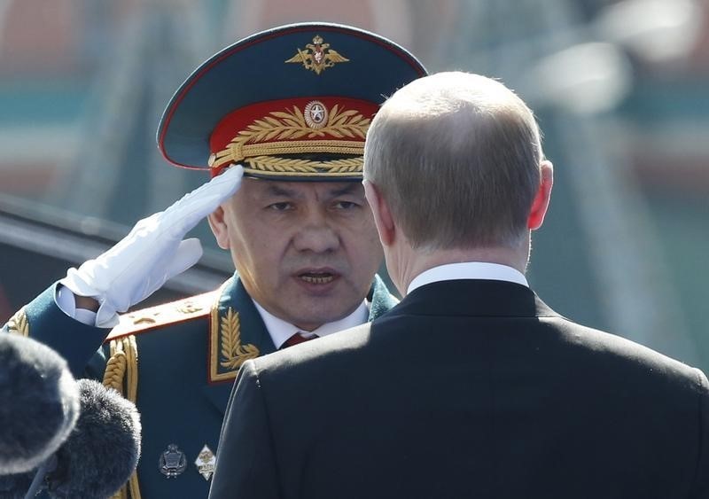 © Reuters. Russian President Putin and Defence Minister Sergei Shoigu attend Victory Day parade to mark end of World War Two at Red Square in Moscow