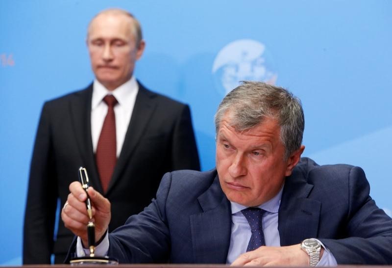 © Reuters. Russia's President Putin and Rosneft CEO Sechin attend a signing ceremony at the St. Petersburg International Economic Forum 2014 in St. Petersburg