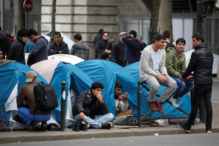 © Reuters. Imigrantes em barracas em Paris